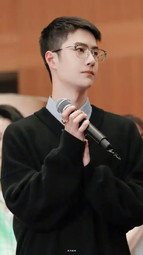 18正片饭修    王一博戴眼镜造型有很多,我独爱这次的学院派风格!