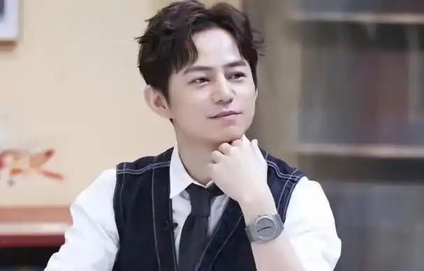 未曾想到没有了"快乐家族",何炅以这样的方式,开始自己的新生