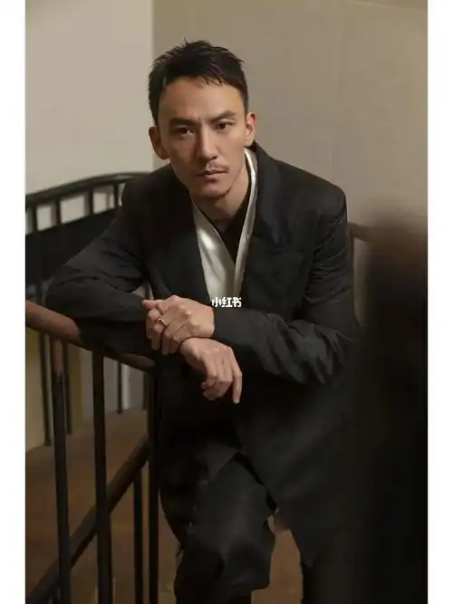 早安～好喜欢我们震的短发造型啊,啥时候能再剪一个9898～#张震