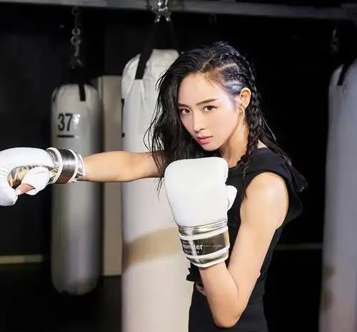 37岁张钧甯深夜晒健身照轻装亮相,当她伏地那刻,身材保持真好