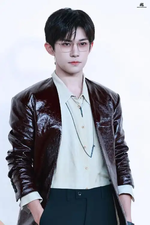 易烊千玺复古红皮衣##vogue时尚之力盛会