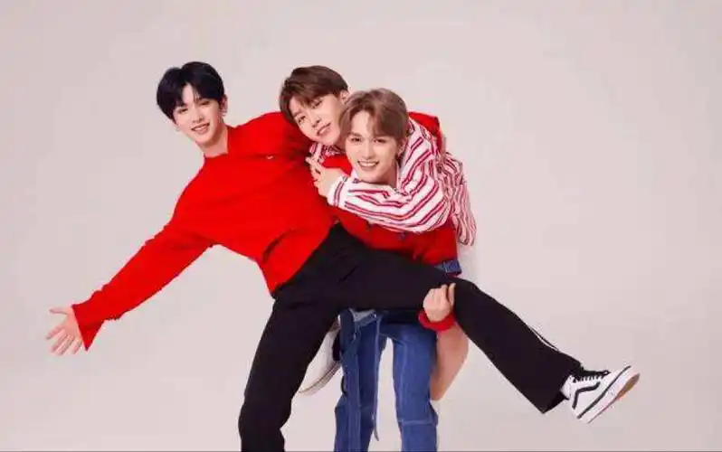 乐华大三角朱正廷范丞丞justin同框合照