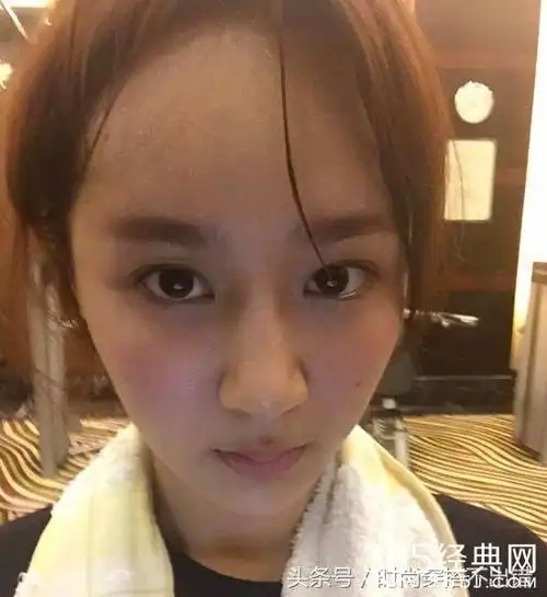 运动后的杨紫,脸蛋白里透红,光滑的肌肤表面毫无任何的瑕疵,只是