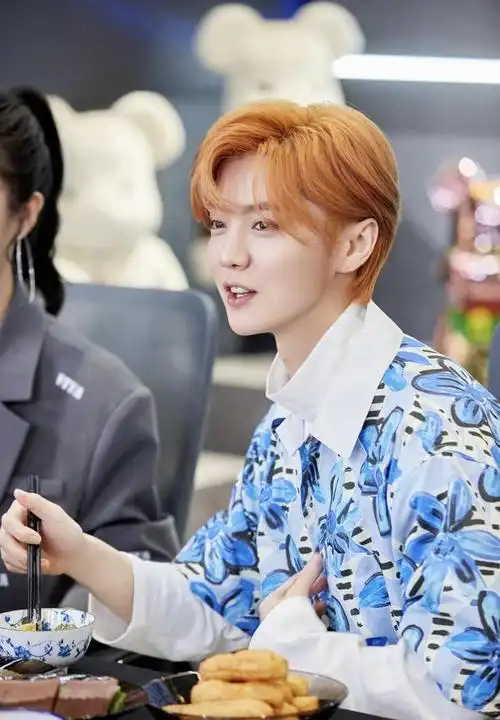 鹿晗放弃身材管理直播间变身干饭人金黄头发演绎花花公子