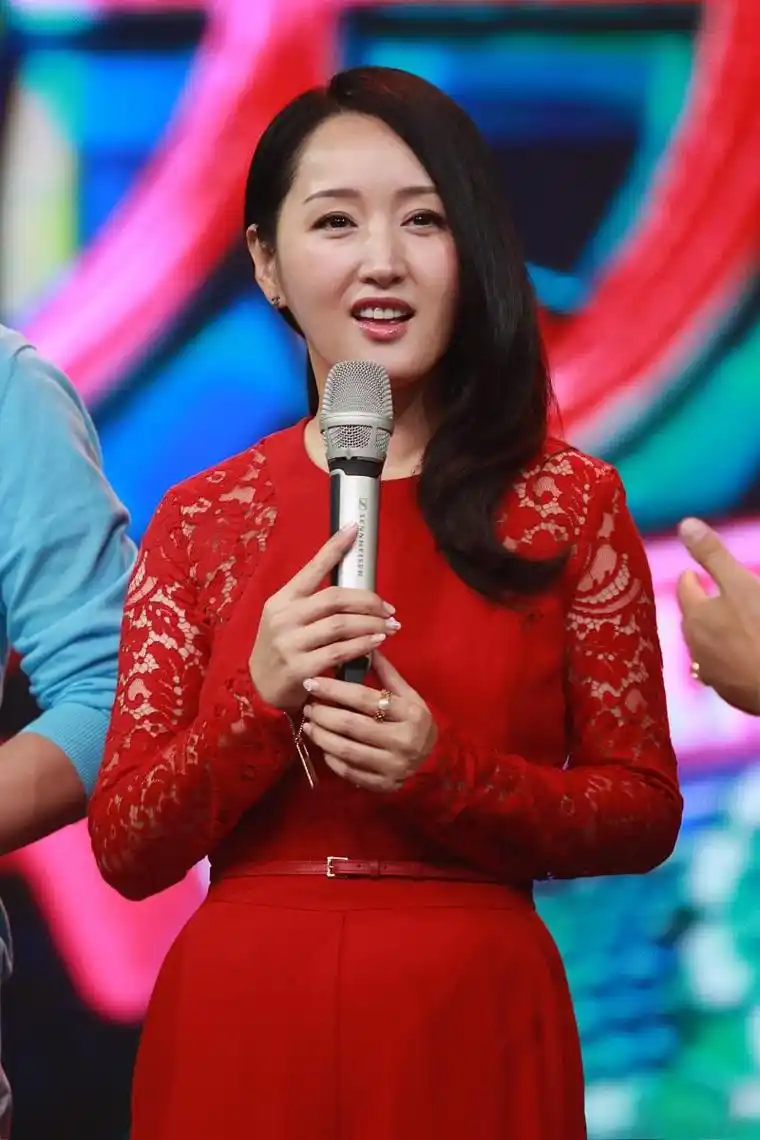 杨钰莹:人生赢家 杨钰莹,音乐才女,拥有迷人的嗓音和动人的外表,是