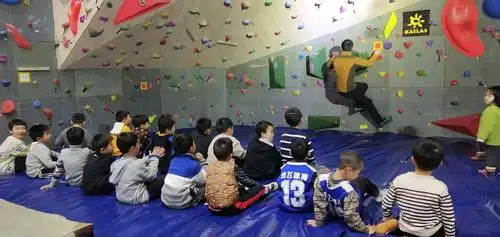 湘潭炫飞体育篮球训练营第一批攀岩体能课分享