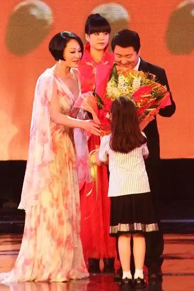 王姬为获奖影片颁奖