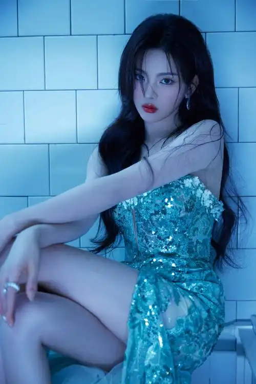 杨超越浴缸照##杨超越碧色亮片妆