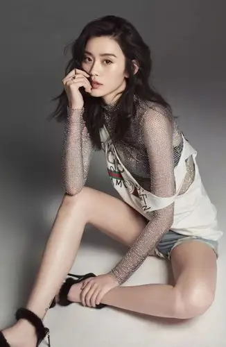 超模奚梦瑶拍摄封面,大秀好身材,蛮腰细腿很是吸睛