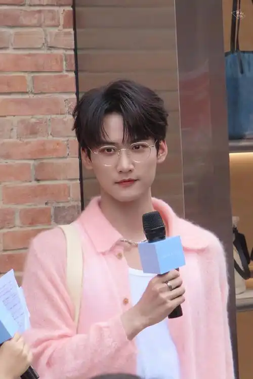 周柯宇今日线下活动路透9615～粉色针织衫 金丝眼镜02好可爱!