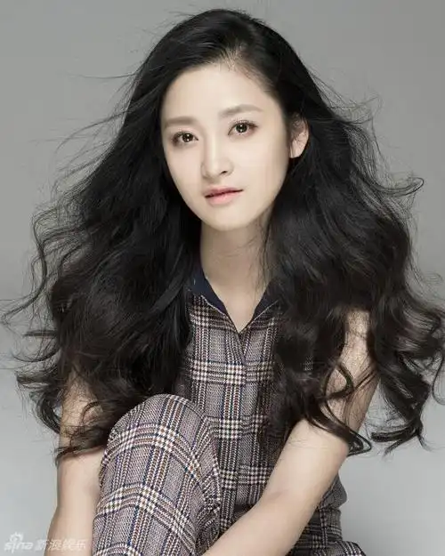 组图:肖婷佳清新写真 简约时尚仙气十足