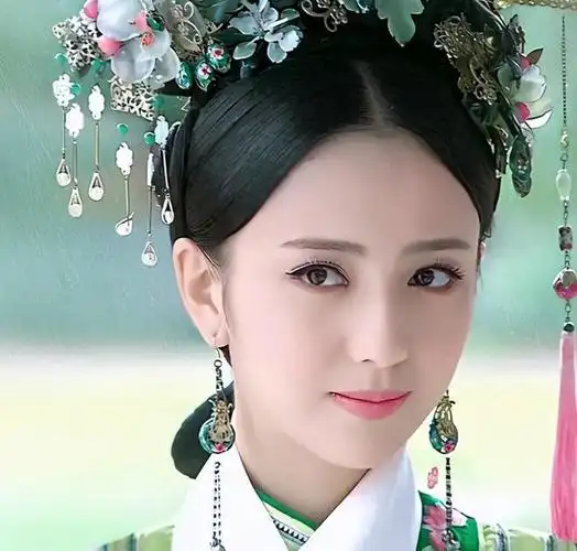 40岁佟丽娅带9岁儿子度假游客照曝光网友表示丫丫现状真好