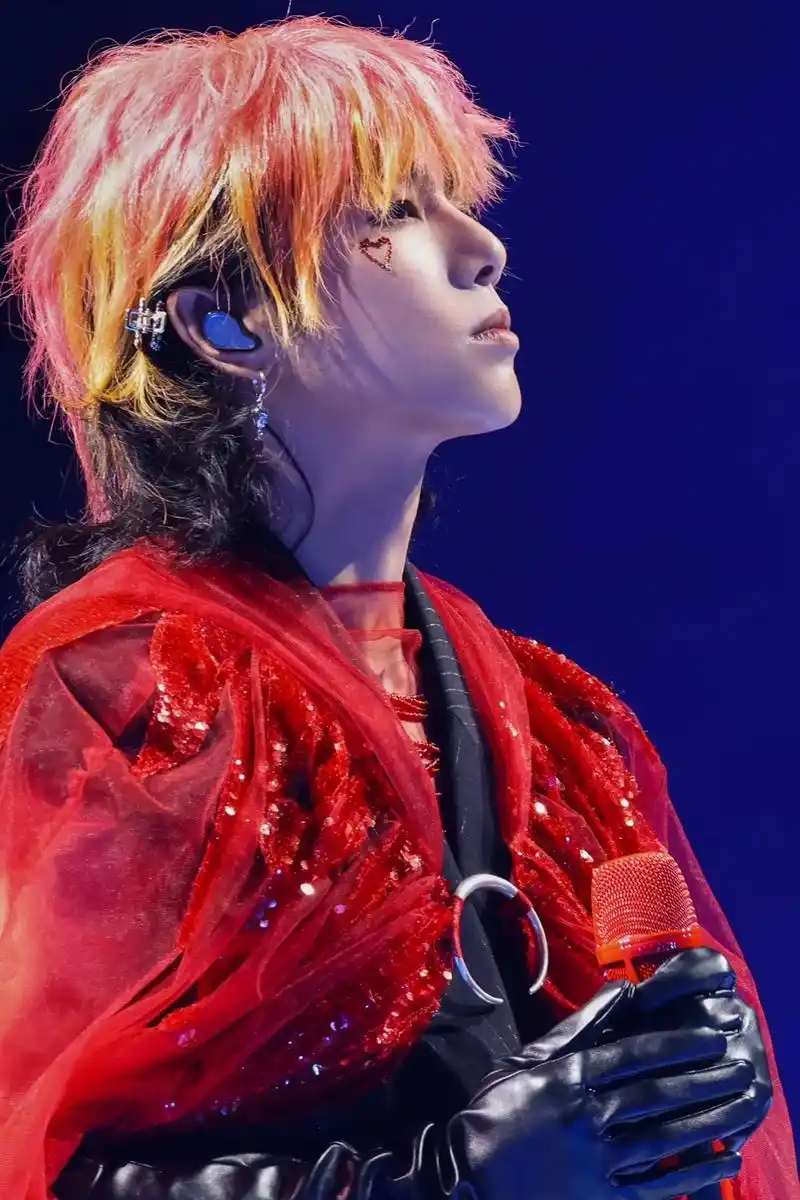 9.28 华晨宇上海演唱会.这套红衣战神真的太帅了 - 抖音