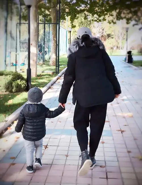 靳东儿子曝光睫毛浓长似洋娃娃一家三口牵手背影温馨