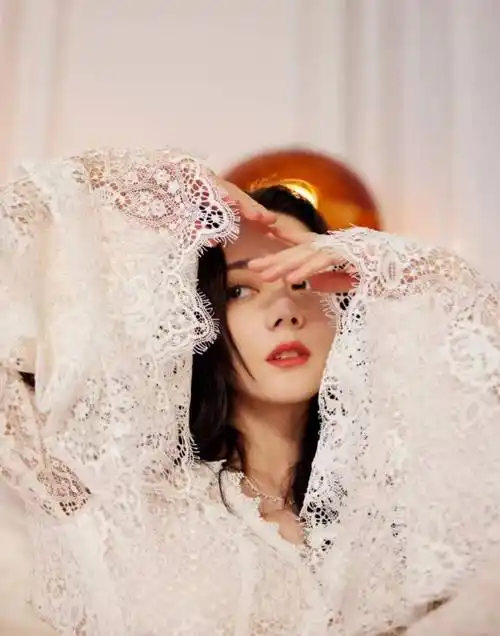 迪丽热巴白色蕾丝裙惊艳亮相,简约中绽放迷人魅力,看!