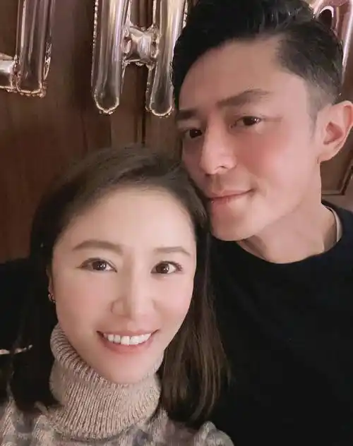 她的丈夫一直陪着她,直到她脸红了,素颜比霍建华还老_妻子_处理_表情