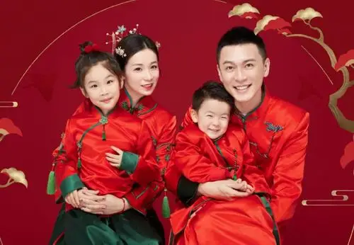 杨鸣妻子晒全家福 一家四口笑容满面