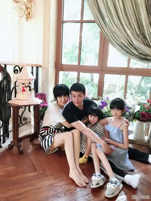 陆毅晒全家福为妻子庆生 俩女儿大长腿令人羡慕