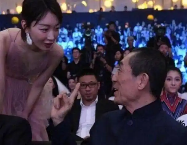 甚至网友们猜测周冬雨认为张艺谋偏心,耽搁了自己.