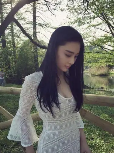 张馨予晒低胸美照 自称有点"脑震荡"从不服输