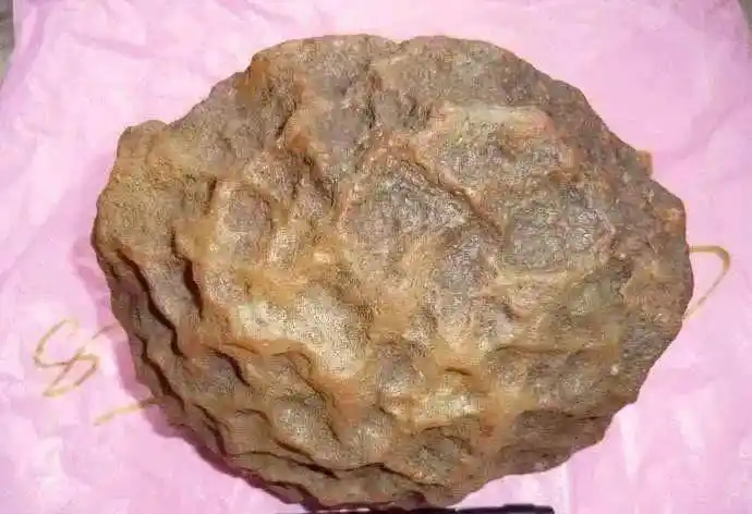 世界上最昂贵的石头一克就值万元女孩靠捡石头发家致富