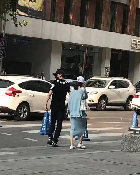 冯绍峰赵丽颖一起逛街?网友:要是真在一起了就赶紧公布吧!_网易订阅
