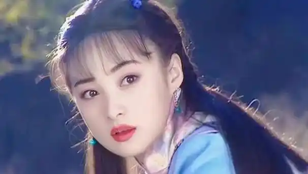 47岁蒋勤勤活动未修生图来了,身穿黑色长裙尽显大气,连怼脸照也不害怕