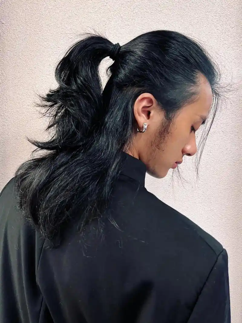 长发男生发型|半扎马尾辫 捋一半头发扎成马尾 再顺一些刘海放下 一个