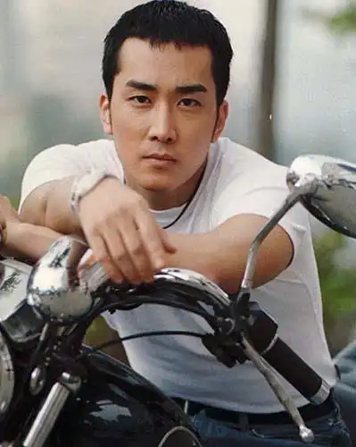 宋承宪到访日本fans接机 演出杰克逊舞步惹尖叫