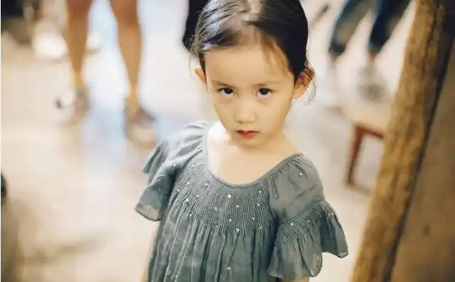 黄磊二女儿颜值高红唇浅笑模样甜美古灵精怪的样子更像爸爸