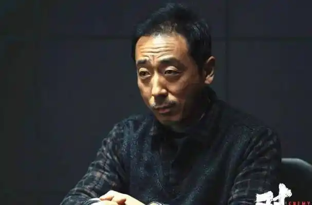 人物特点:习惯动作撕掉烟嘴,倒着抽烟,一把铁锨行凶动作干净利落.