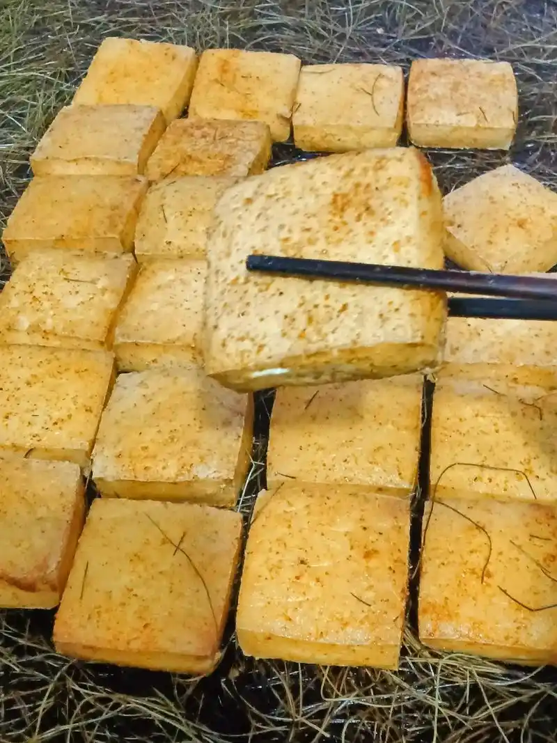 纯盐卤,纯手工,传统方法制作.松针炭烤豆腐干,油煎豆腐片/籽 - 抖音