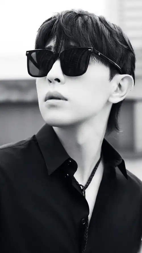 演员邓伦,儒雅绅士,帅气英俊,来看帅照