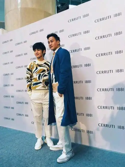 原创44岁何润东近照曝光,身材发福油腻认不出,为拍电影连卖三台豪车