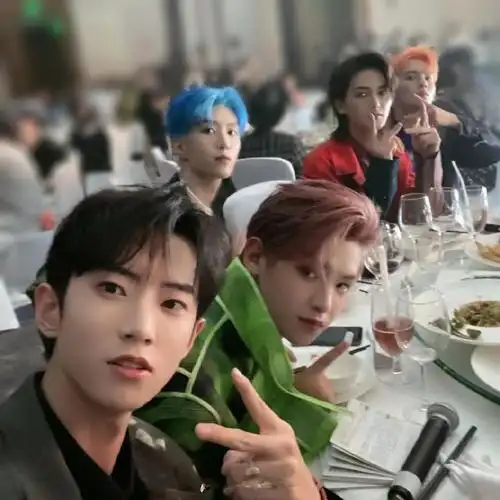 九妹又捡到小分队新鲜合照,范丞丞,黄明昊,朱正廷的三人同框这不就来