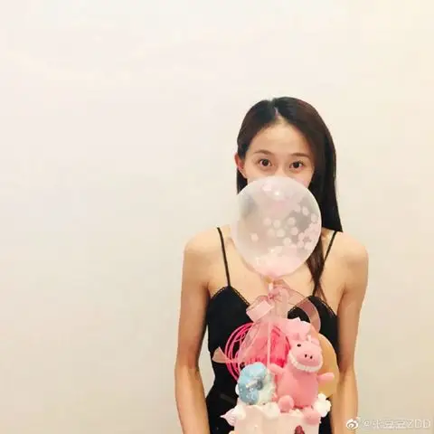 张豆豆微博晒庆生照片身着深v礼服显成熟