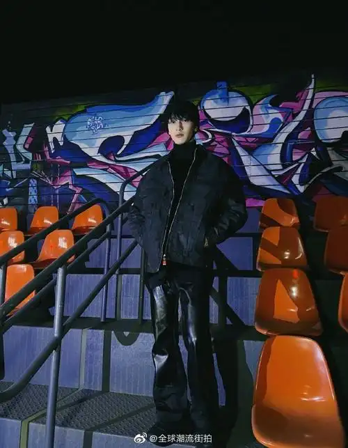 时代少年团严浩翔私服更新一则 裂纹涂层夹克搭配皮质喇叭裤