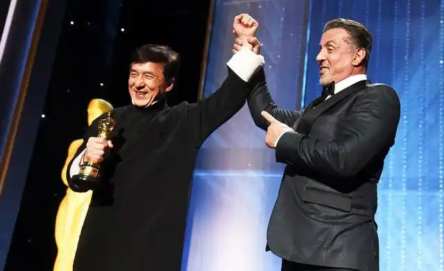 成龙获颁奥斯卡终身成就奖 与史泰龙激动挥手