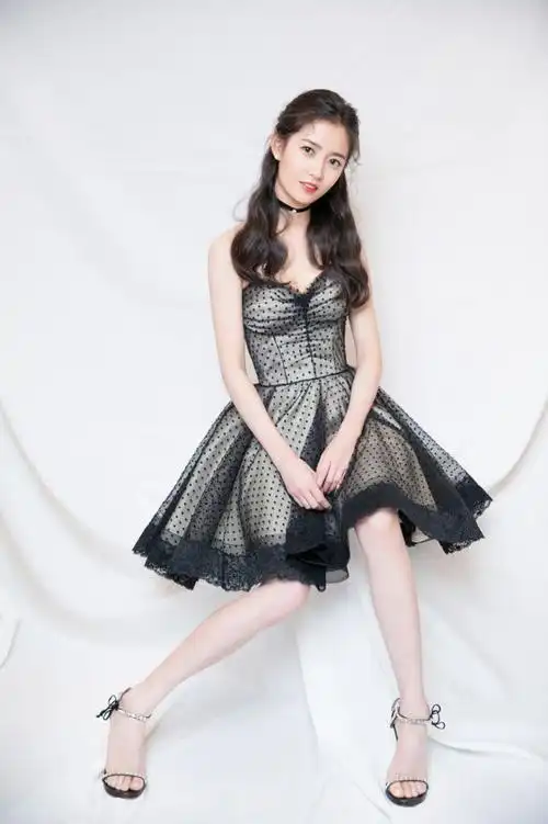 陈钰琪# @陈钰琪yukee 一波美图送上一袭黑色抹胸小短裙俏皮灵动