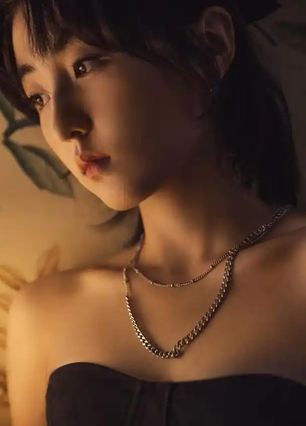 张子枫妹妹礼服套装写真