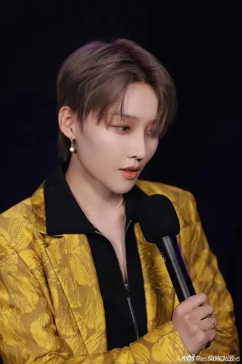 刘雨昕看秀状态#刘雨昕秀场造型饭拍,干净利落的短发,简单大气的妆容