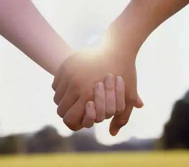 01亲密关系十指相扣指的是情侣手牵着手,十个手指相互交叉,代表着一种