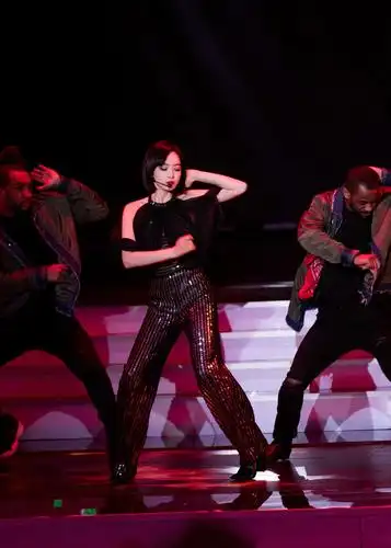 宋茜也太时髦了,连体裤也能穿的这么闪耀动人,一般人驾驭不住_造型