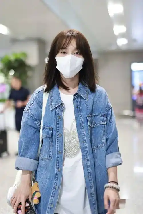 张佳宁身穿牛仔外套 牛仔裤简约随性