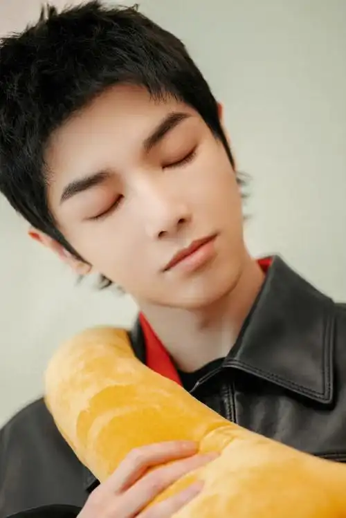 华晨宇33岁生日写真照##华晨宇超话掉落q版华晨宇