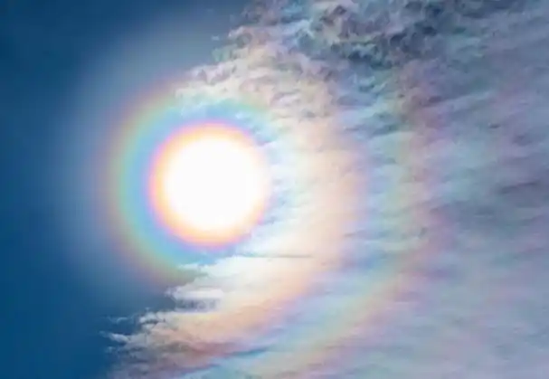 云南迪庆德钦县惊现罕见佛光云 天际五彩斑斓场景蔚然壮观