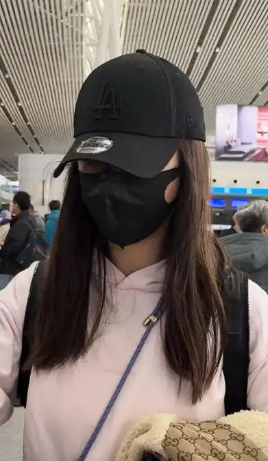 林心如现身长沙机场一身粉色运动装展现活力