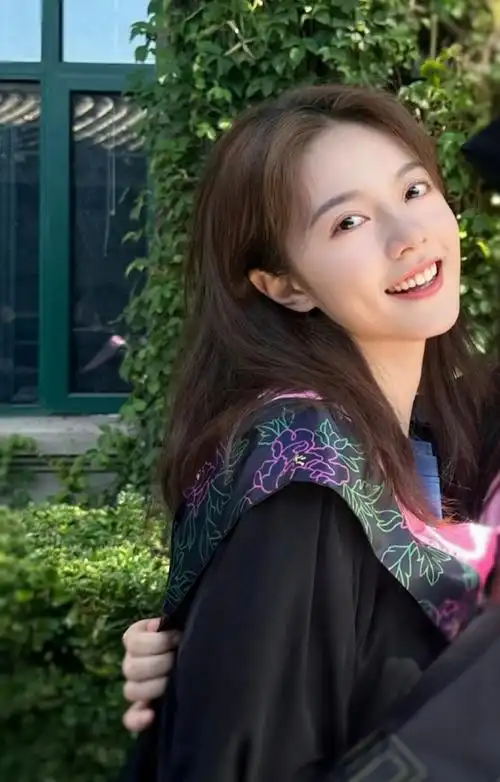 赵今麦学士服毕业照