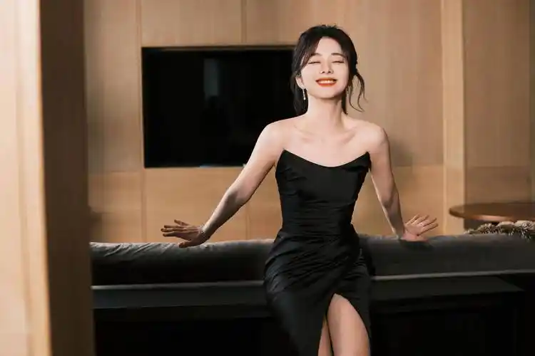 谭松韵黑色缎面垂感礼服_表演_魅力_观众