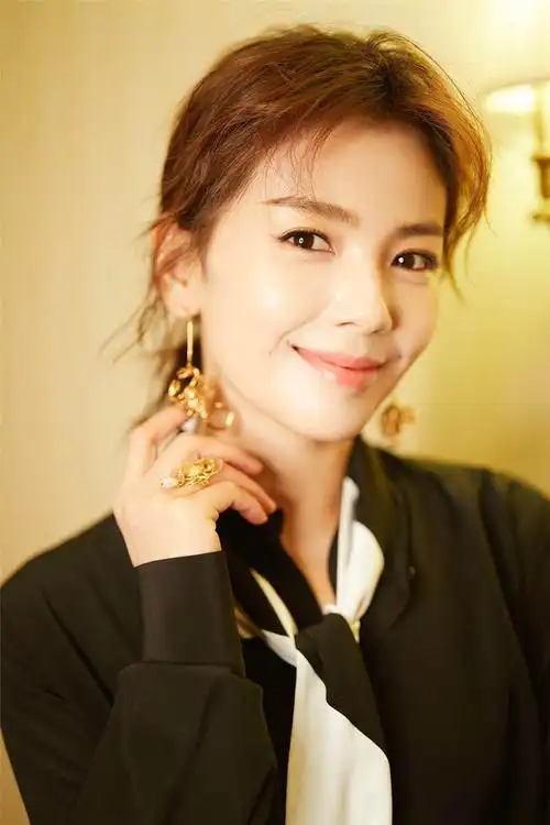 刘涛黑白裙装灵动优雅 佩戴星座耳环现场撒狗粮